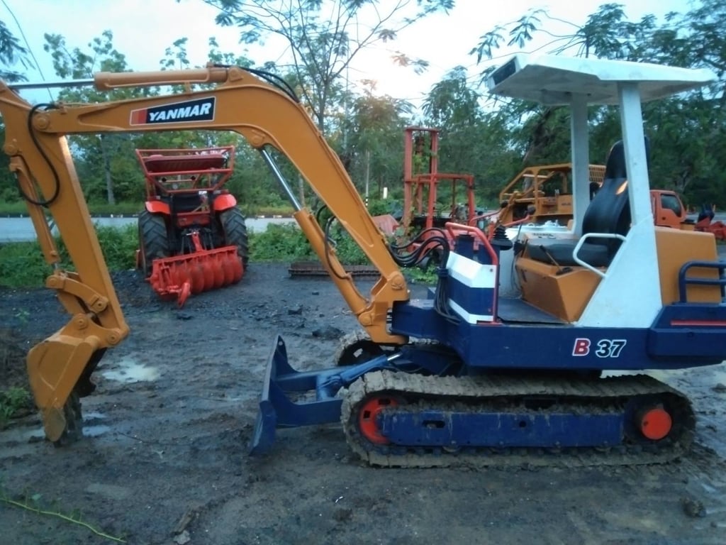 YANMAR B37 YANMAR B37