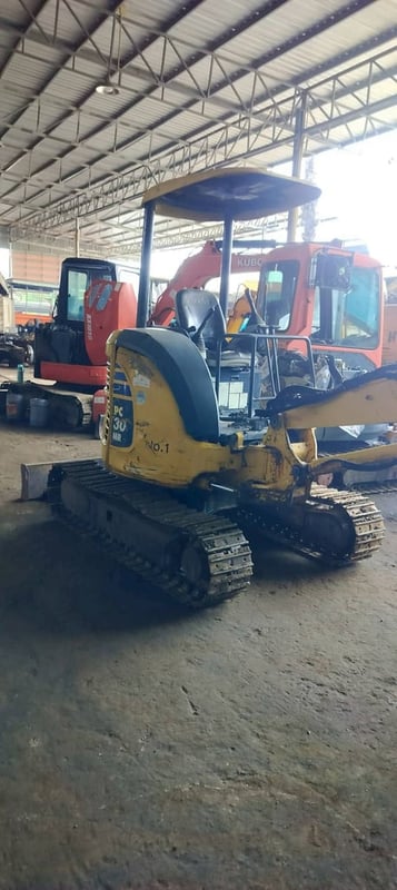 KOMATSU PC30MR-3