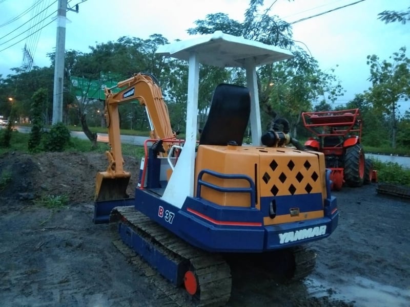 YANMAR B37
