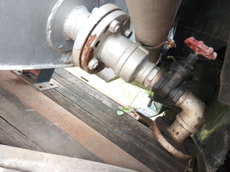 Vายแทงค์เหล็กใส่น้ำมัน