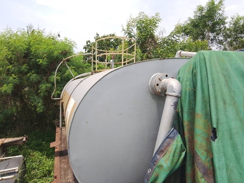 Vายแทงค์เหล็กใส่น้ำมัน