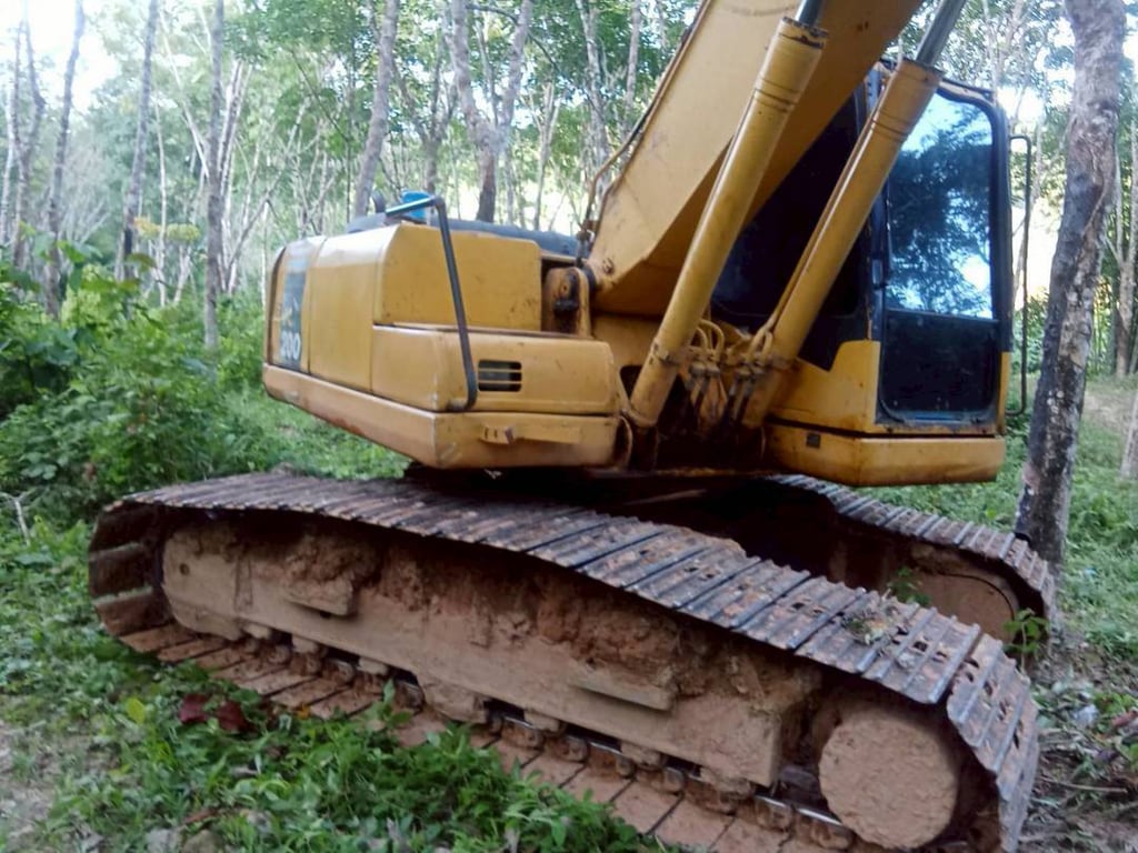KOMATSU PC200-7