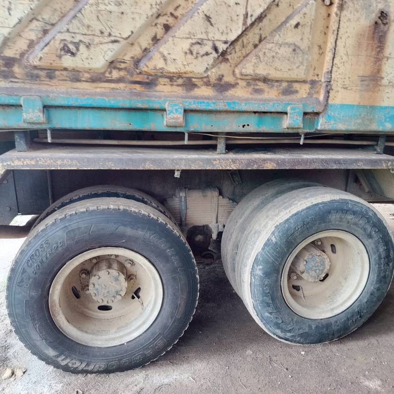 10ล้อดั้มพ์ISUZU ROCKY210วางเครื่อง220แรงม้า