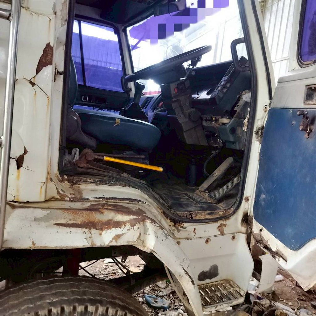 10ล้อดั้มพ์ISUZU ROCKY210วางเครื่อง220แรงม้า