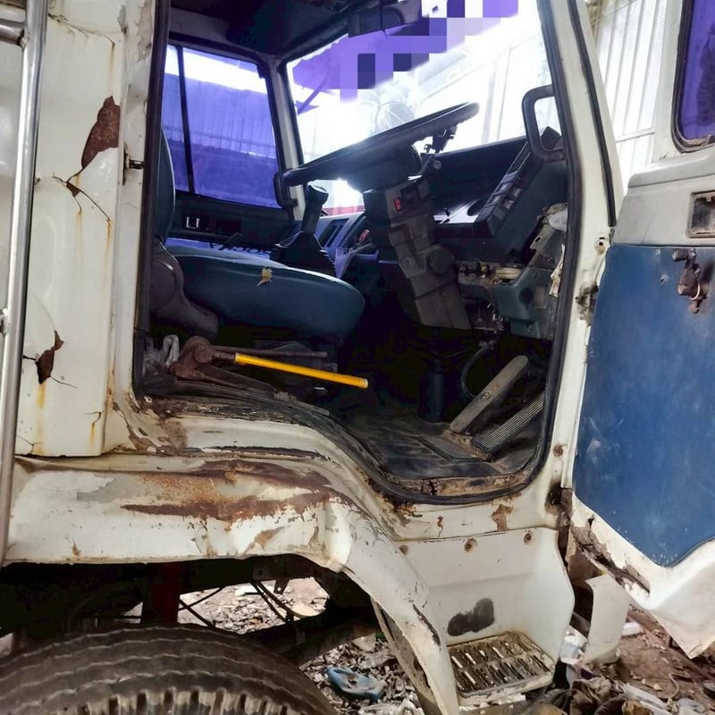 10ล้อดั้มพ์ISUZU ROCKY210วางเครื่อง220แรงม้า