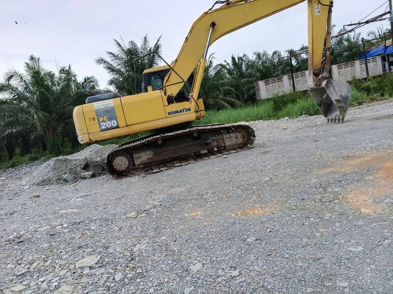 KOMATSU PC200-7