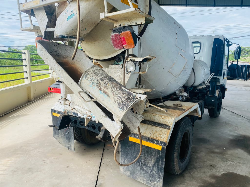 หกล้อโม่ปูนISUZU NPR150แรงม้า
