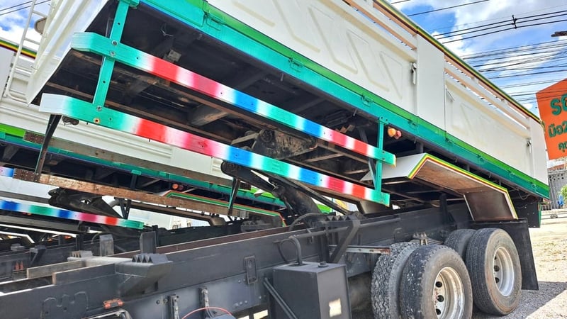 กระบะพร้อมกระบอกดั้มพ์สามมิตร