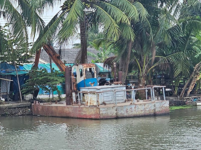 โป๊ะพร้อมที่ขุด