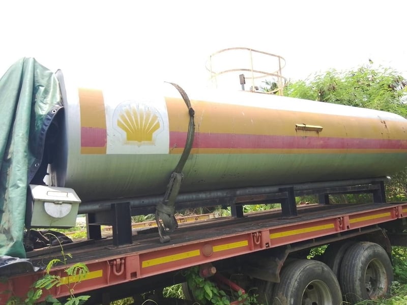 Vายแทงค์เหล็กใส่น้ำมัน