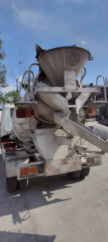 หกล้อโม่ปูน หกล้อโม่ปูน