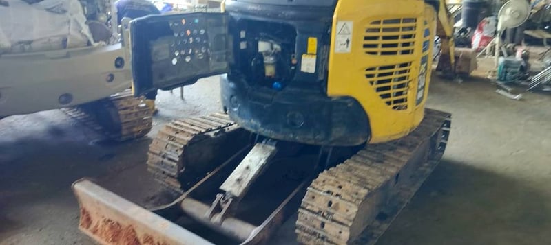 KOMATSU PC30MR-3