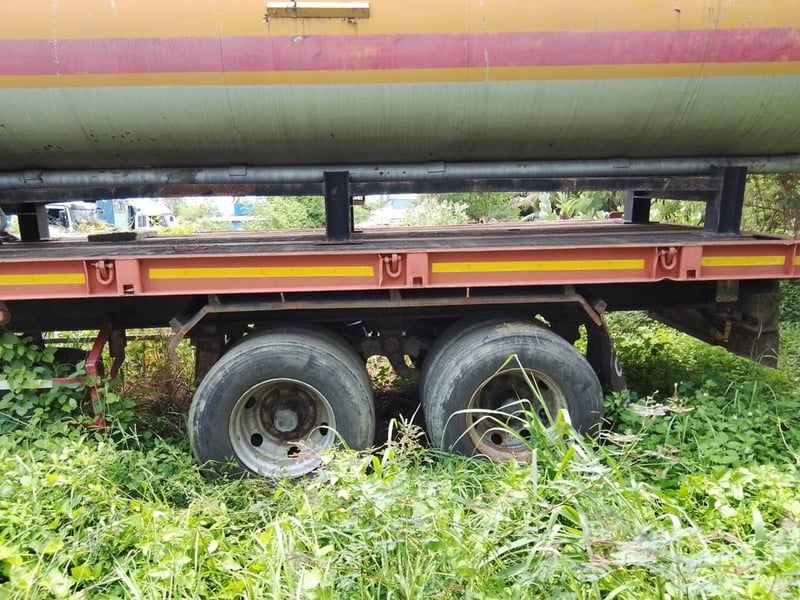 Vายแทงค์เหล็กใส่น้ำมัน