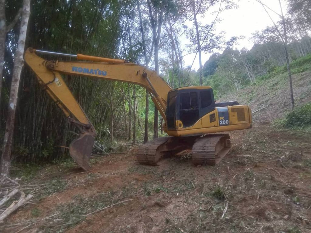 KOMATSU PC200-7
