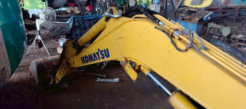 KOMATSU PC30MR-3
