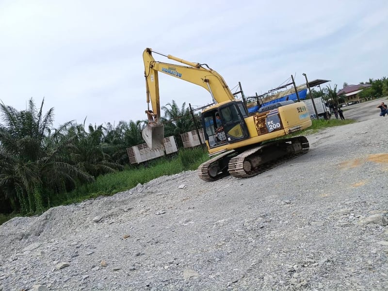 KOMATSU PC200-7 KOMATSU PC200-7
