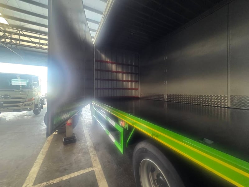 ฟรีดาวน์  0%  รถบรรทุกตู้แห้ง 10 บาน รับรถได้ทันที ไกรสร 086-3516797