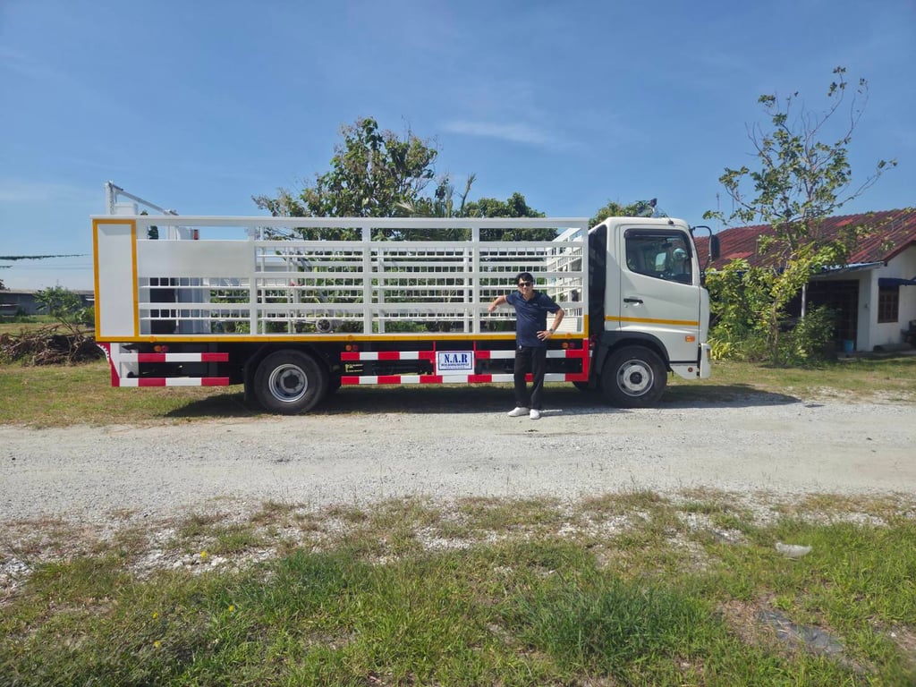 ขายด่วน รถบรรทุก ลิฟย์ท้าย ฟรีดาวน์ ไกรสร 091-7838676 , 086-3516797