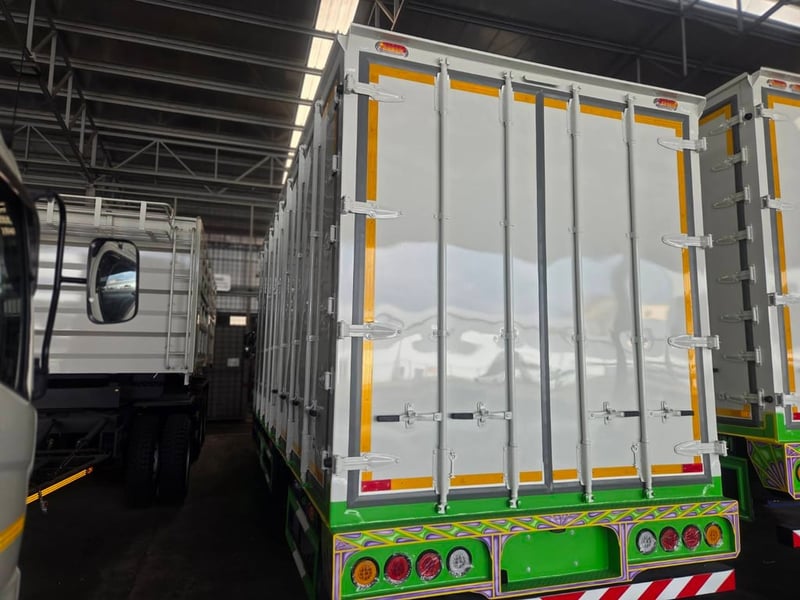 ฟรีดาวน์  0%  รถบรรทุกตู้แห้ง 10 บาน รับรถได้ทันที ไกรสร 086-3516797