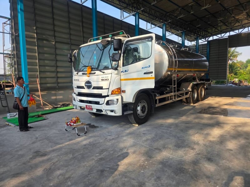 รถบรรทุกน้ำมันนมดิบ ขนาด  18,000 ลิตร ฟรีดาวน์  ไกรสร 086-3516797