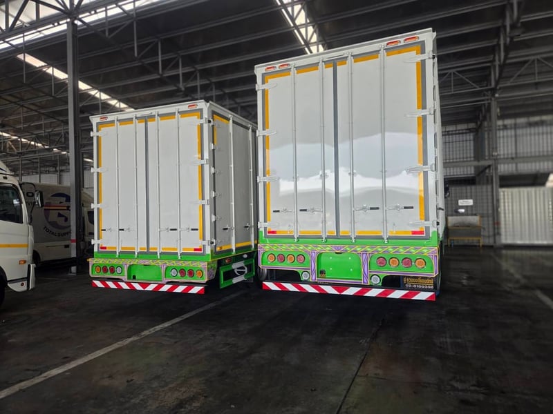 ฟรีดาวน์  0%  รถบรรทุกตู้แห้ง 10 บาน รับรถได้ทันที ไกรสร 086-3516797