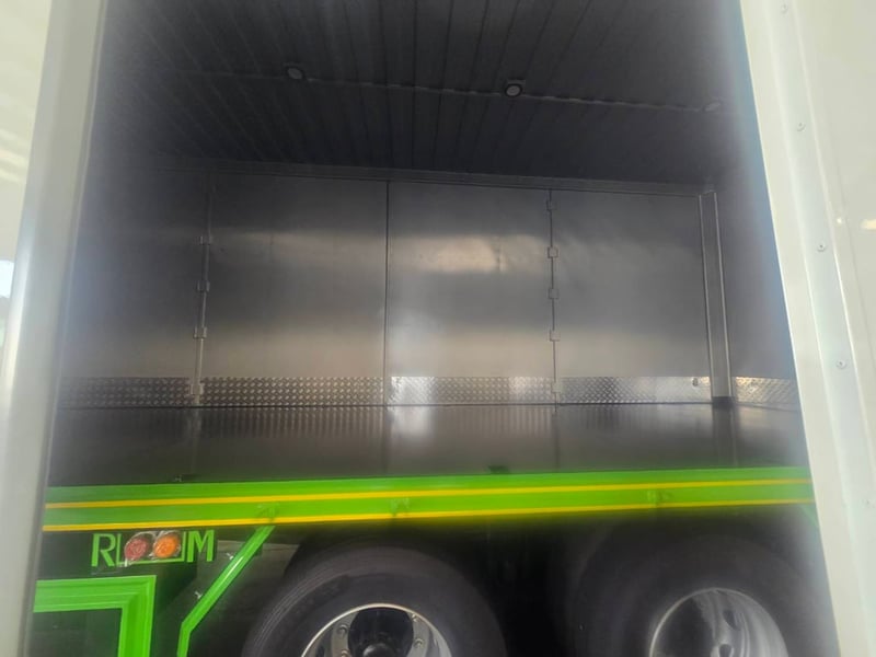 ฟรีดาวน์  0%  รถบรรทุกตู้แห้ง 10 บาน รับรถได้ทันที ไกรสร 086-3516797