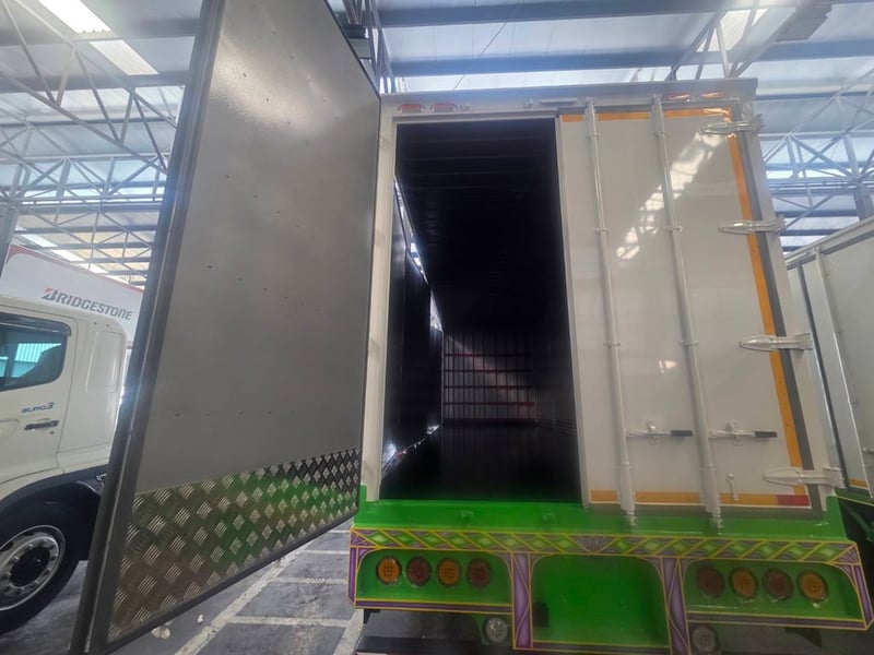 ฟรีดาวน์  0%  รถบรรทุกตู้แห้ง 10 บาน รับรถได้ทันที ไกรสร 086-3516797