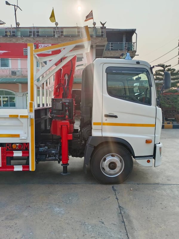 ขายรถบรรทุก 6 ล้อ พร้อมเครน 3 ตัน  ไกรสร   0863516797  