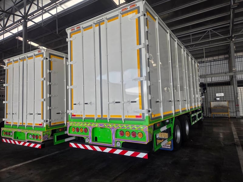 ฟรีดาวน์  0%  รถบรรทุกตู้แห้ง 10 บาน รับรถได้ทันที ไกรสร 086-3516797