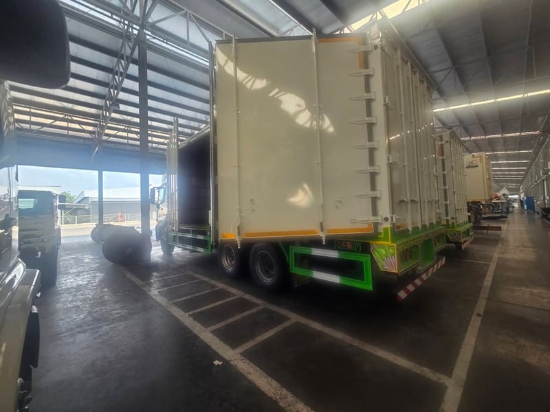 ฟรีดาวน์  0%  รถบรรทุกตู้แห้ง 10 บาน รับรถได้ทันที ไกรสร 086-3516797