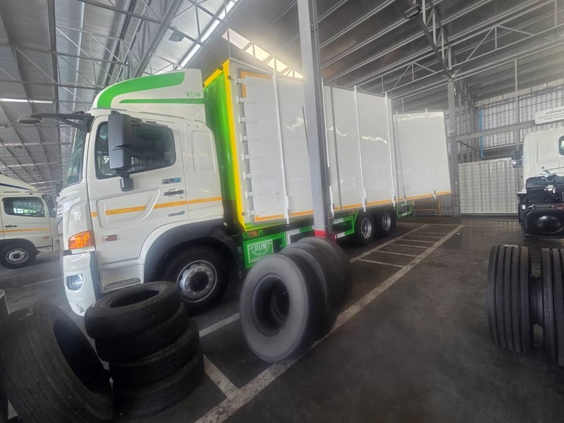 ฟรีดาวน์  0%  รถบรรทุกตู้แห้ง 10 บาน รับรถได้ทันที ไกรสร 086-3516797