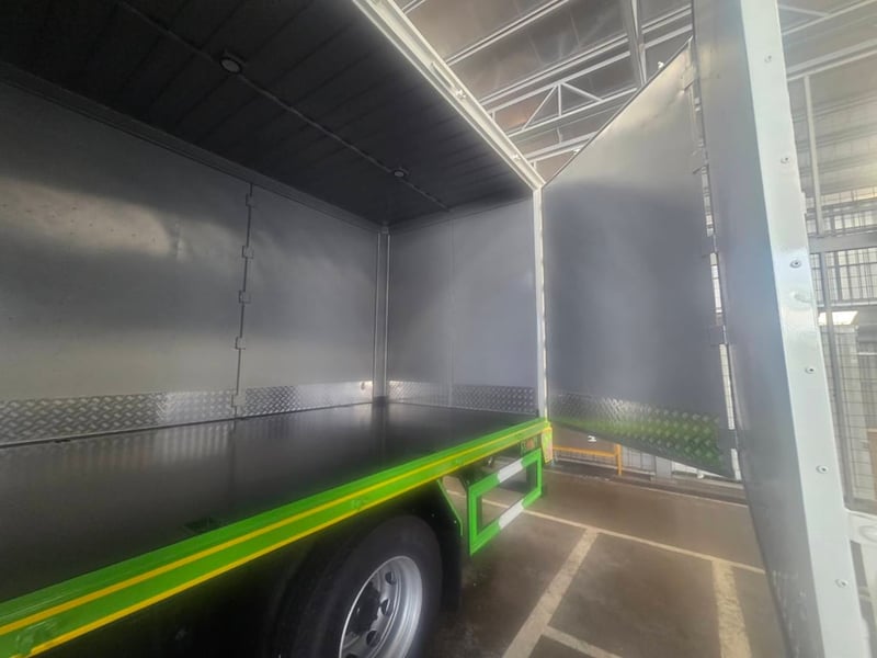 ฟรีดาวน์  0%  รถบรรทุกตู้แห้ง 10 บาน รับรถได้ทันที ไกรสร 086-3516797