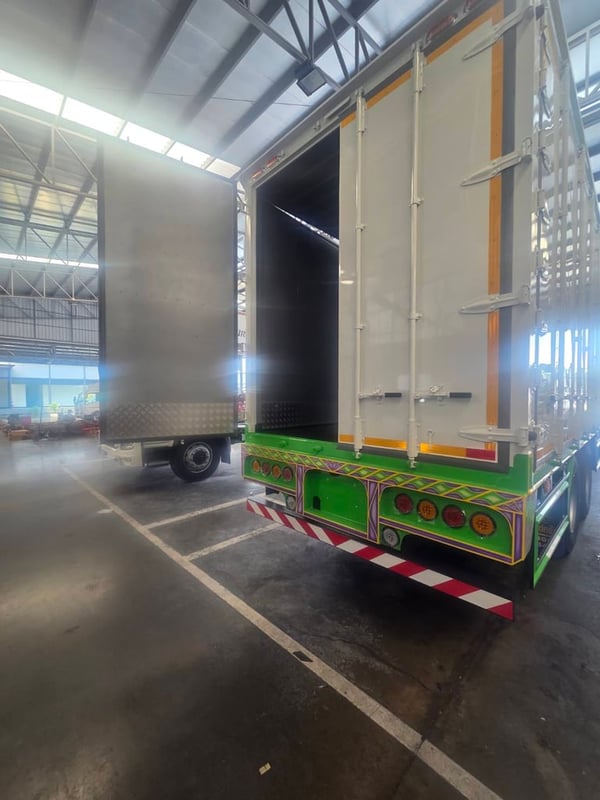 ฟรีดาวน์  0%  รถบรรทุกตู้แห้ง 10 บาน รับรถได้ทันที ไกรสร 086-3516797