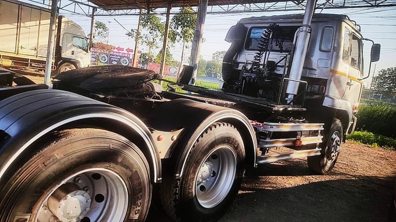 -🔰สิบล้อหัวลาก NISSAN UD CWM454 320 แรง ปี 47🔰-  เบรคแห้ง ปั้มสาย เกียร์เดิม หัวเดิมตามสภาพ แต่ยางแม็คใหม่ ภายในด้อยบ้าง เครื่องPF6 คัซซีดีเยี่ยม
