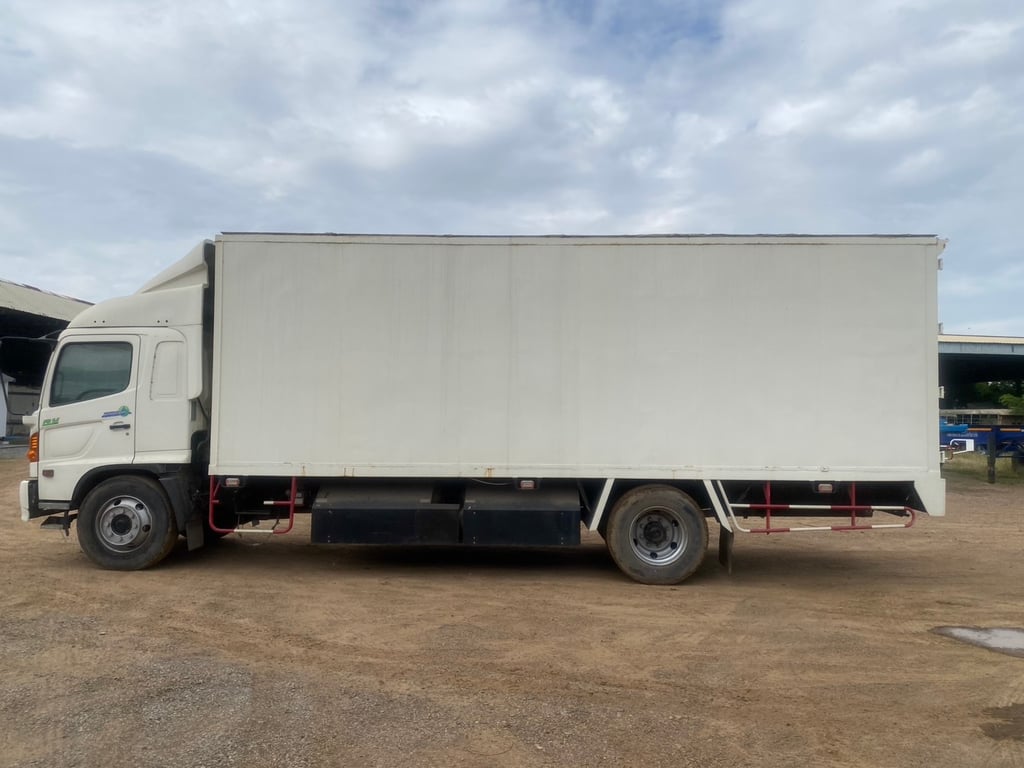 (หกล้อ) HINO ตู้ทึบ ตู้แห้ง รถก๊าซ NGV FG1J เครื่อง JO8C 220แรง ปี54 ตู้ยาว 7.20 เมตร (หกล้อ) HINO ตู้ทึบ ตู้แห้ง รถก๊าซ NGV FG1J เครื่อง JO8C 220แรง ปี54 ตู้ยาว 7.20 เมตร