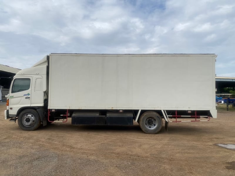 (หกล้อ) HINO ตู้ทึบ ตู้แห้ง รถก๊าซ NGV FG1J เครื่อง JO8C 220แรง ปี54 ตู้ยาว 7.20 เมตร (หกล้อ) HINO ตู้ทึบ ตู้แห้ง รถก๊าซ NGV FG1J เครื่อง JO8C 220แรง ปี54 ตู้ยาว 7.20 เมตร