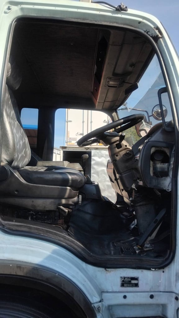 สิบล้อหัวคัซซี HINO FM1J 210แรง ปี 45 เครื่อง JO8C 2 เพลา แต่วิ่งเพลาเดียว ท้ายยาว 7.20 เมตร สิบล้อหัวคัซซี HINO FM1J 210แรง ปี 45 เครื่อง JO8C 2 เพลา แต่วิ่งเพลาเดียว ท้ายยาว 7.20 เมตร