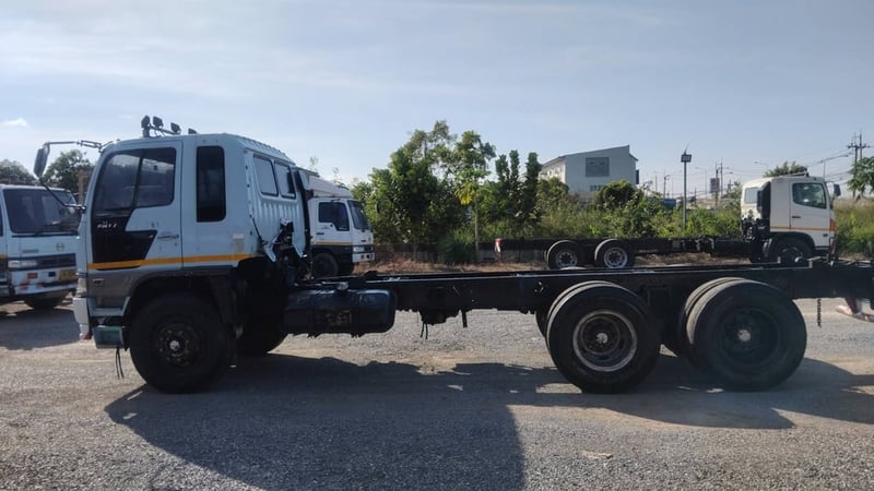 สิบล้อหัวคัซซี HINO FM1J 210แรง ปี 45 เครื่อง JO8C  2 เพลา แต่วิ่งเพลาเดียว ท้ายยาว 7.20 เมตร