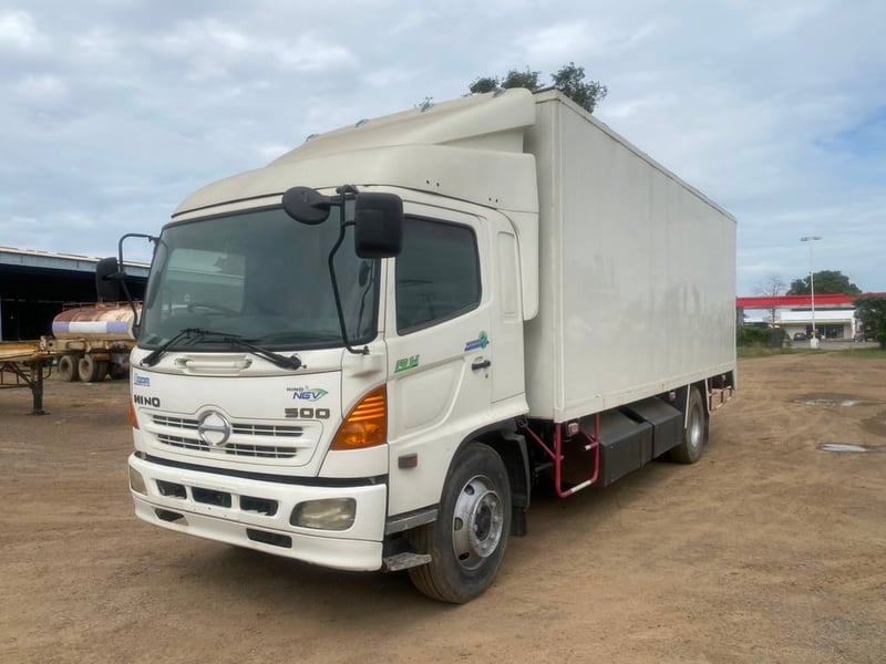 (หกล้อ) HINO ตู้ทึบ ตู้แห้ง รถก๊าซ NGV FG1J เครื่อง JO8C 220แรง ปี54 ตู้ยาว 7.20 เมตร