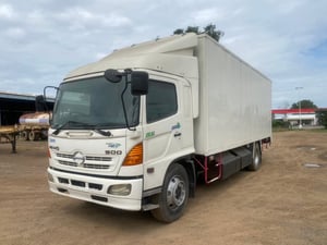 (หกล้อ) HINO ตู้ทึบ ตู้แห้ง รถก๊าซ NGV FG1J เครื่อง JO8C 220แรง ปี54 ตู้ยาว 7.20 เมตร (หกล้อ) HINO ตู้ทึบ ตู้แห้ง รถก๊าซ NGV FG1J เครื่อง JO8C 220แรง ปี54 ตู้ยาว 7.20 เมตร
