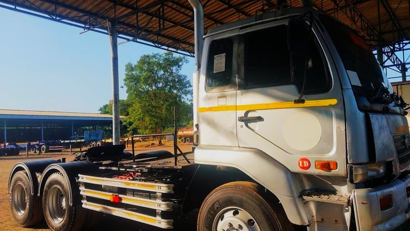 -🔰สิบล้อหัวลาก NISSAN UD CWM454 320 แรง ปี 47🔰-  เบรคแห้ง ปั้มสาย เกียร์เดิม หัวเดิมตามสภาพ แต่ยางแม็คใหม่ ภายในด้อยบ้าง เครื่องPF6 คัซซีดีเยี่ยม