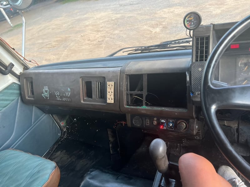 สิบล้อเพลาเดียว ISUZU 175แรง ปี47 