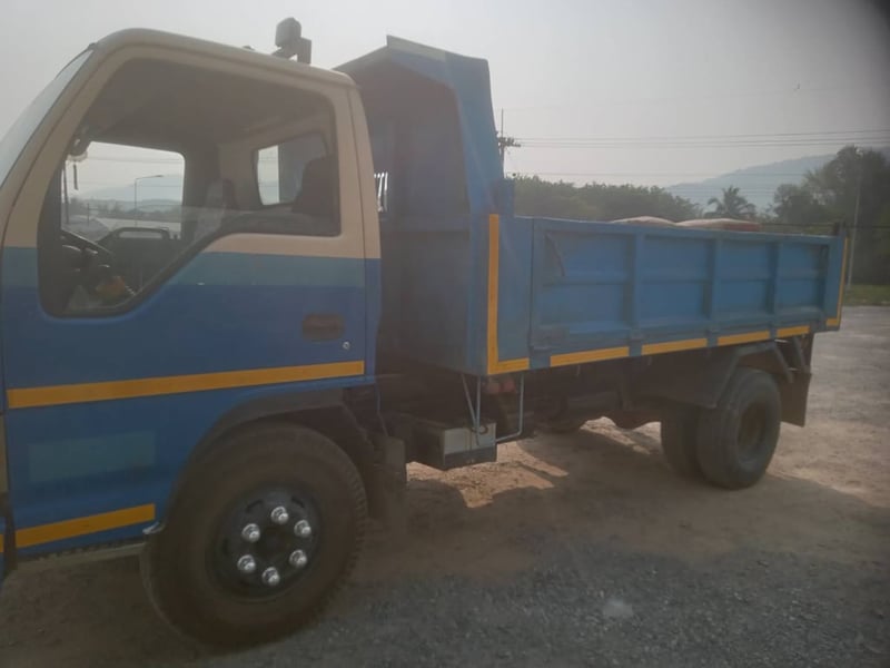 ISUZU NPR 115แรงม้า รถบรรทุก 6ล้อ ดั้มพ์ ปี2004