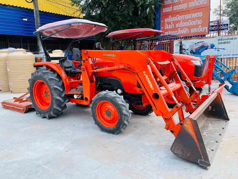 รถไถคูโบต้า KUBOTA 47แรง ชุดบุ้งกี๋ LA588 ติดเครื่องตัดหญ้าท้ายรถ