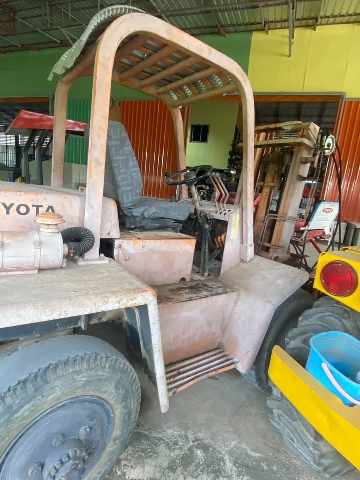 รถโฟล์คลิฟ TOYOTA โฟวิล 2.5ตัน ขับเคลื่อน 4 ล้อ รถโฟล์คลิฟ TOYOTA โฟวิล 2.5ตัน ขับเคลื่อน 4 ล้อ