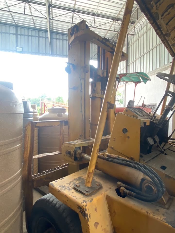 รถโฟล์คลิฟสีเหลือง KOMATSU FD50 5ตัน เสาสูง 3 เมตร