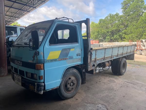 ISUZU NKR รถบรรทุก 6ล้อ กระบะเหล็ก ปี2017