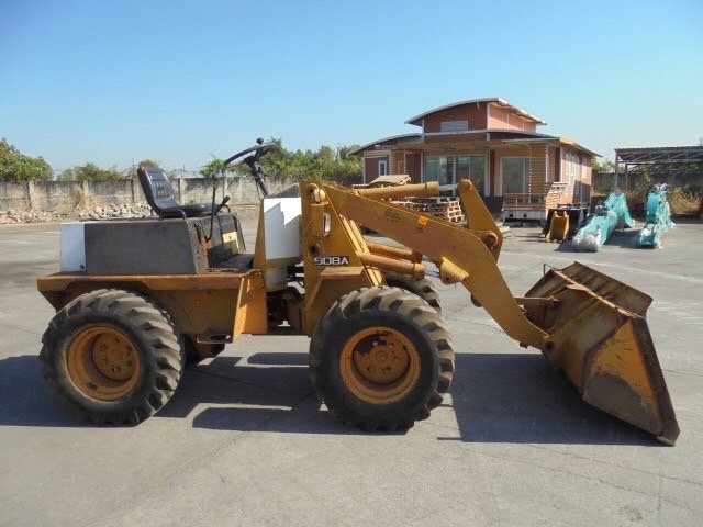 รถตัก ล้อยาง TCM 808A