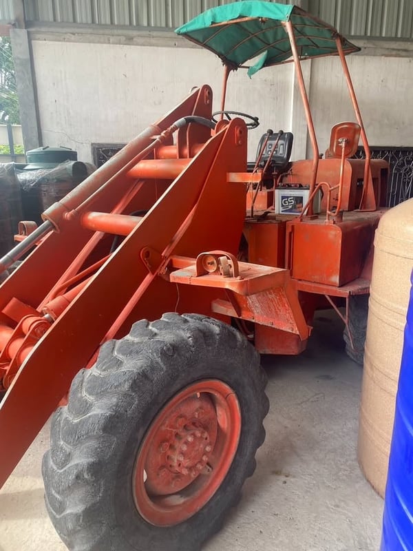 รถตัก MITSUI สีส้ม มีหลังคา