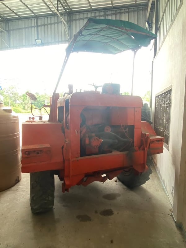 รถตัก MITSUI สีส้ม มีหลังคา